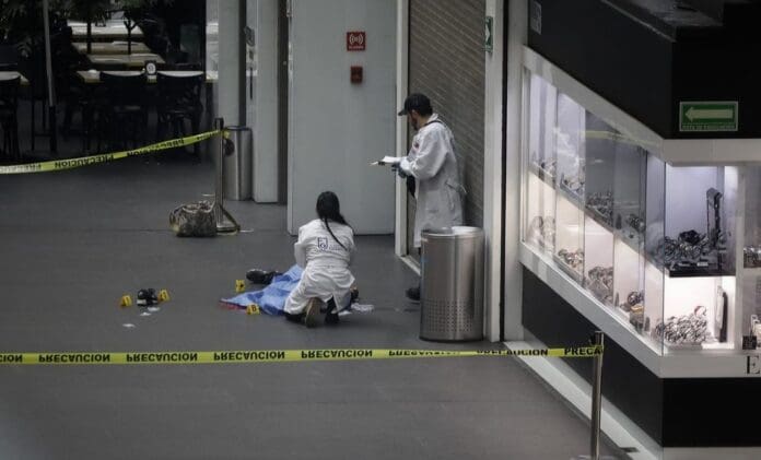 Hombre muere tras caer del tercer piso en Reforma 222