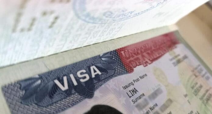 Proponen cobrar depósito de 15 mil dólares a viajeros con visa para evitar que se queden más tiempo en EU