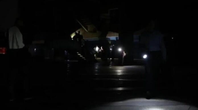 Mujer corta la luz de su pueblo para verse a escondidas con su novio