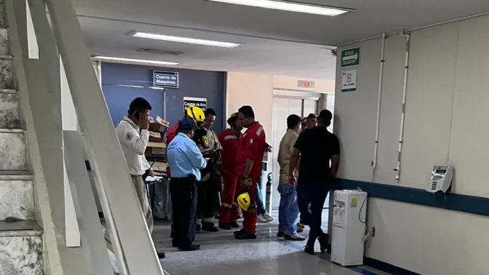 Video Elevador cae en IMSS de Guadalajara; 8 personas quedaron atrapadas