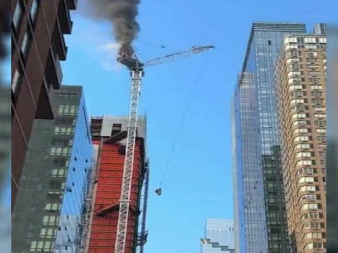 VIDEO: Grúa se incendia y colapsa sobre un edificio en Nueva York