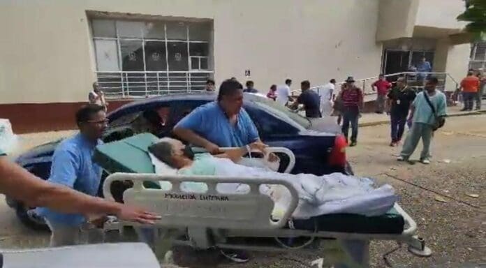 Una fuga de gas en un IMSS en Coatzacoalcos originó que los pacientes del primer piso de la institución fueran desalojados.