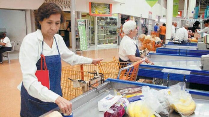 Asociación de adultos mayores exige salario mínimo y condiciones dignas para empacadores de supermercados