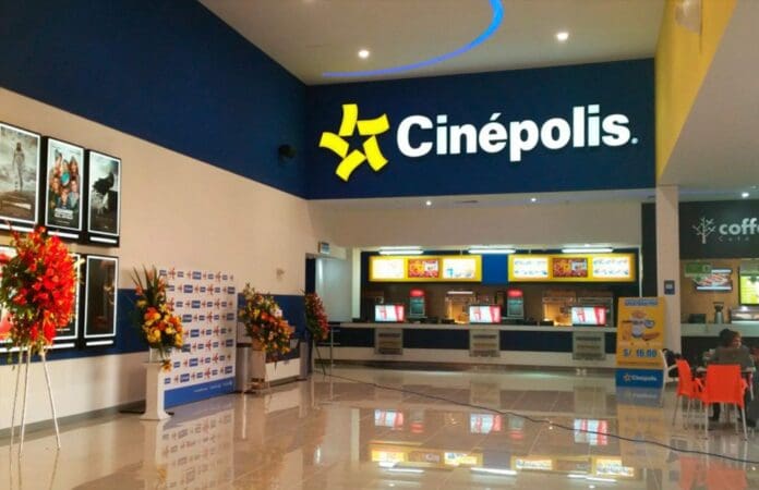 Madre abandona a sus dos hijos en cine de Cancún; ya fueron rescatados