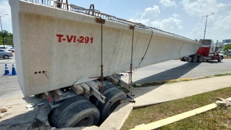 Rompe banqueta tráiler que transportaba una trabe en avenida 125 de Playa del Carmen