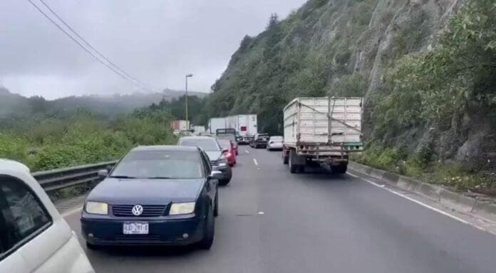 Decenas de automovilistas venían huyendo de un asalto masivo en la carretera Puebla-Orizaba. Todo quedó grabado.