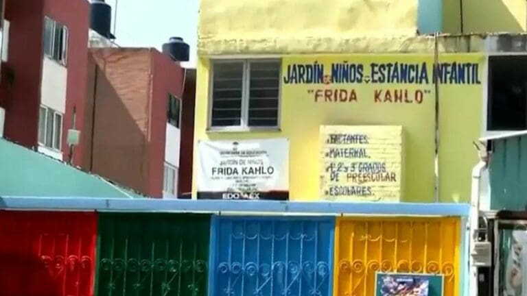 Hijo de la pareja que golpeó a maestra en kínder de Cuautitlán Izcalli se reúne con su abuela