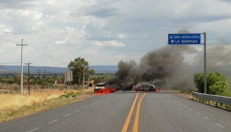 VIDEO: Bajan a conductores, queman sus vehículos y bloquean carretera en Zacatecas