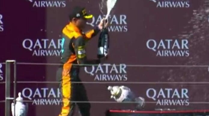 Durante los festejos por su segundo lugar, Lando Norris rompió el trofeo de Max Verstappen, ganador este día en la Fórmula 1.