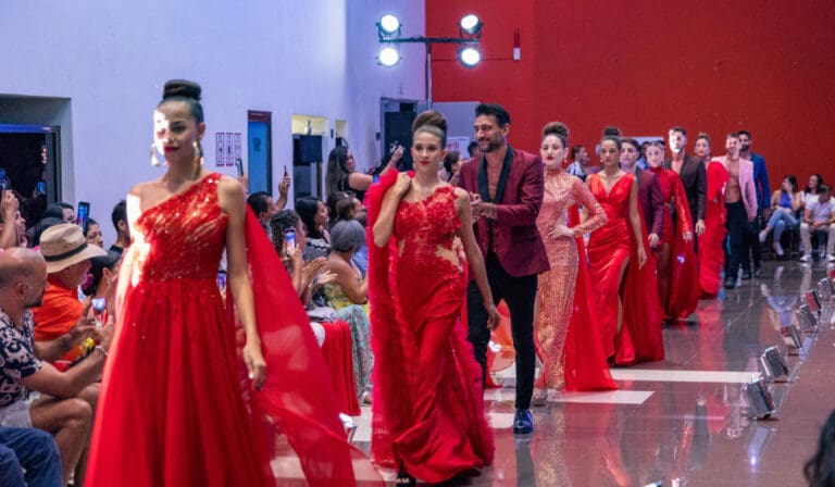Exitosa pasarela de alta costura en Playa del Carmen