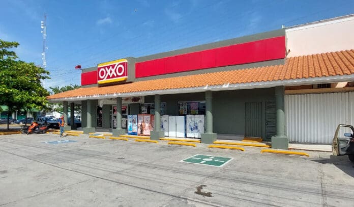 Amenaza hombre con lanzar bomba molotov en un Oxxo de Playa del Carmen