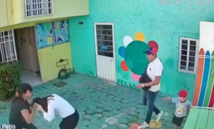 Lloran y se abrazan padres que golpearon a maestra de kínder tras escuchar prisión preventiva en su contra