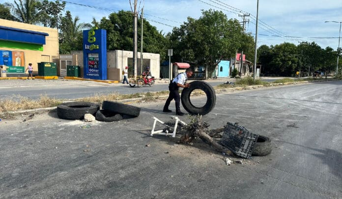 Aunque se liberaron una vías, en otras se mantiene el bloqueo por la reactivación del antiguo relleno sanitario de Cancún.