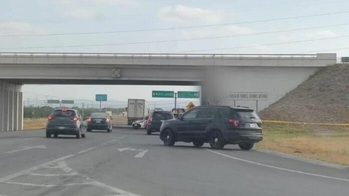 Hallan cuerpo colgado en puente en la autopista Monterrey-Nuevo Laredo
