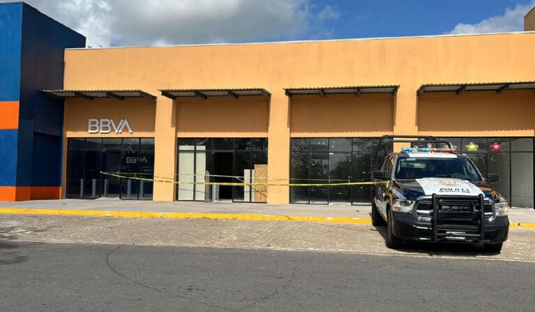 Abren un boquete para intentar robar cajeros de la plaza Punta Lakín de Cancún