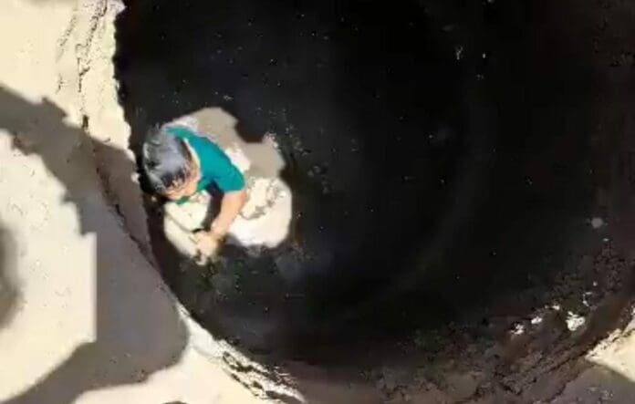 Un niño cayó dentro de una coladera sin tapa en la ciudad de Puebla. Por suerte el pequeño pudo ser rescatado a tiempo.