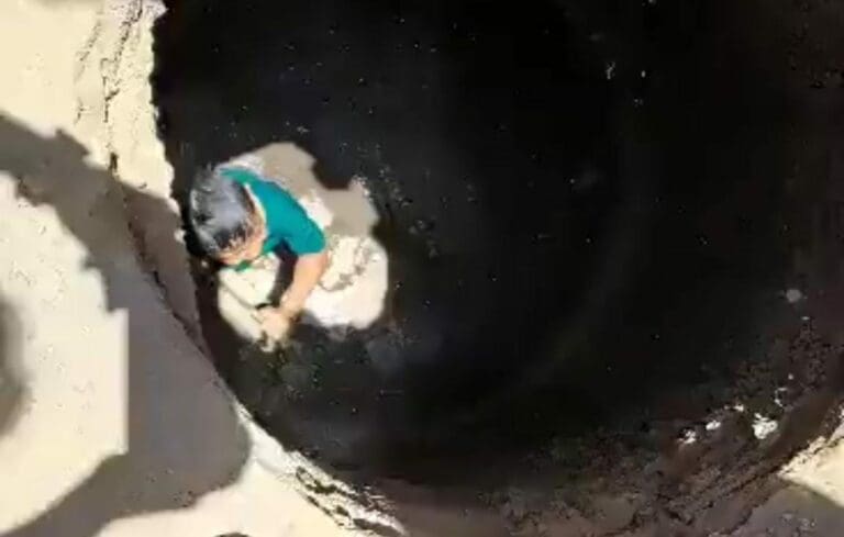 Un niño cayó dentro de una coladera sin tapa en la ciudad de Puebla. Por suerte el pequeño pudo ser rescatado a tiempo.