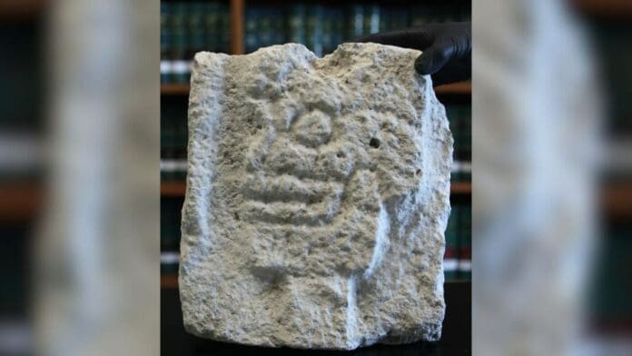 Alemania restituye a México un relieve tallado en roca