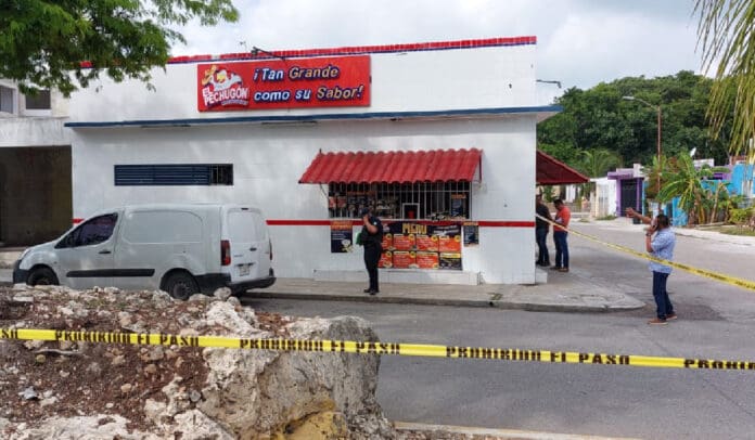 Balean fachada de rosticería 'El Pechugón' en el fraccionamiento Las Palmas I de Playa del Carmen