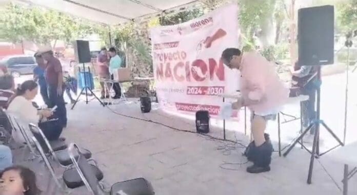 A un diputado de Morena se le cayeron los pantalones en un evento, tal como ocurriera en la famosa caricatura de los muñecos amarillos.