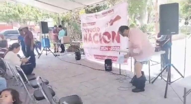 A un diputado de Morena se le cayeron los pantalones en un evento, tal como ocurriera en la famosa caricatura de los muñecos amarillos.
