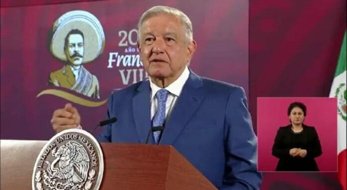 AMLO prometió que acatará el fallo del INE bajo protesta. Pese a eso, aún siguió hablando de los opositores este día.
