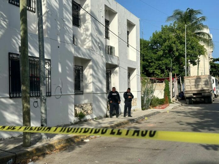 Unos sujetos dispararon en contra de una vivienda ubicada en la calle 76, entre las avenidas 10 y 15 en Playa del Carmen.
