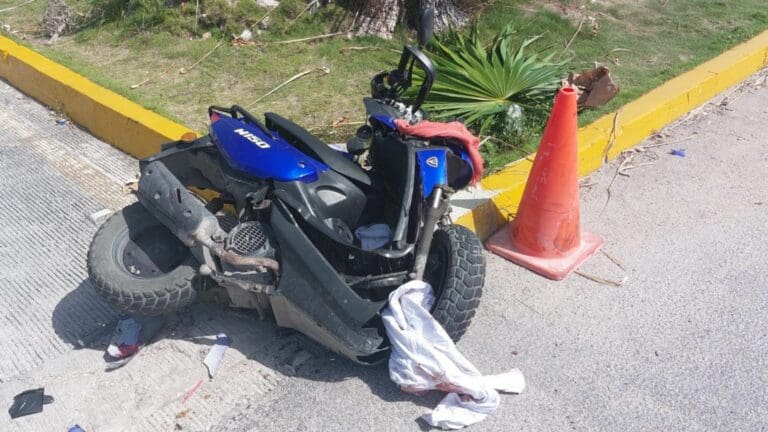 Camioneta arrolla a motociclista en el tramo Playa del Carmen-Cancún; queda grave