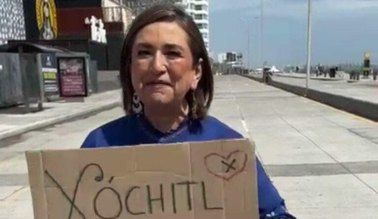 Xóchitl Gálvez se valió de un trozo de cartón para promocionarse. Y de paso criticó los espectaculares de la 4T.