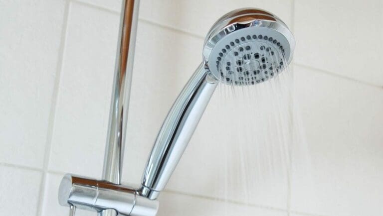 Piden a la gente de Monterrey que no tarde más de 3 minutos en bañarse para ahorrar agua