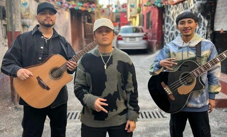 Video Confirma AMLO a Yahritza y su Esencia para concierto del 15 de septiembre en el Zócalo