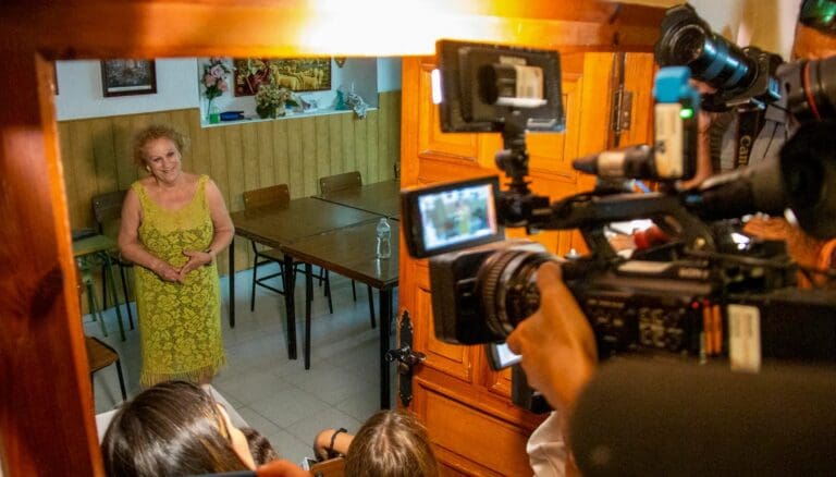 Madre de Rubiales abandona su huelga de hambre y pone fin a su encierro