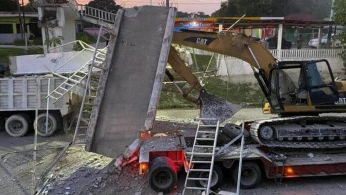 Tráiler derrumba puente peatonal al sur de Quintana Roo