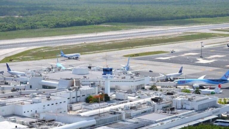 Aeropuerto de Cancún reporta cuatro vuelos cancelados por huracán “Idalia”