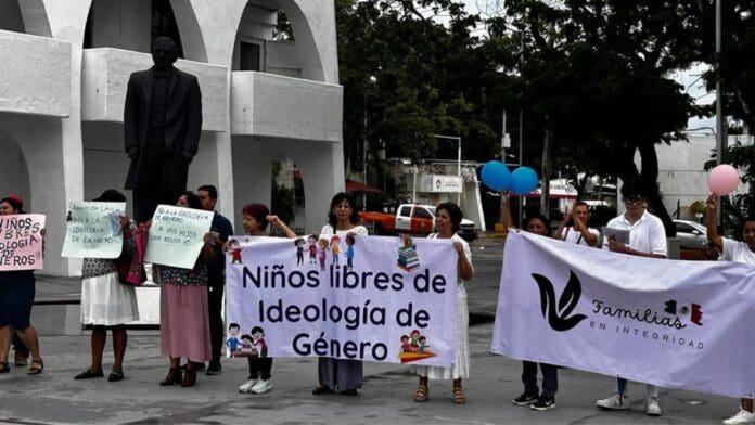 Asociaciones religiosas se manifestarán el fin de semana contra los libros de texto