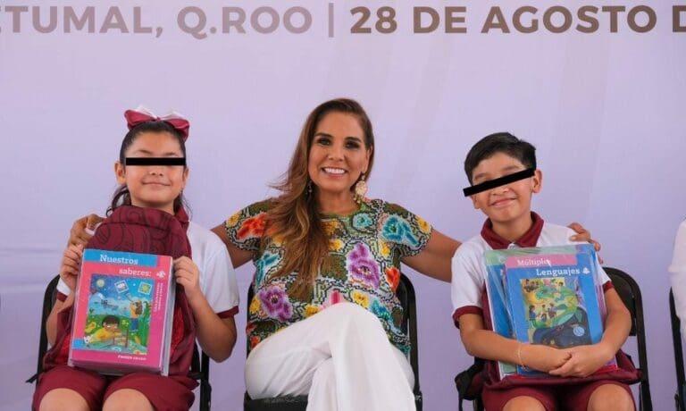 Los alumnos de educación básica de Quintana Roo recibieron mochilas, uniformes y útiles escolares gratuitos.