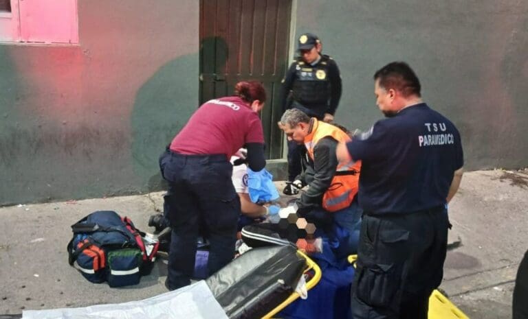 Metro CDMX: Mujer entra en labor de parto al exterior de la estación Guelatao