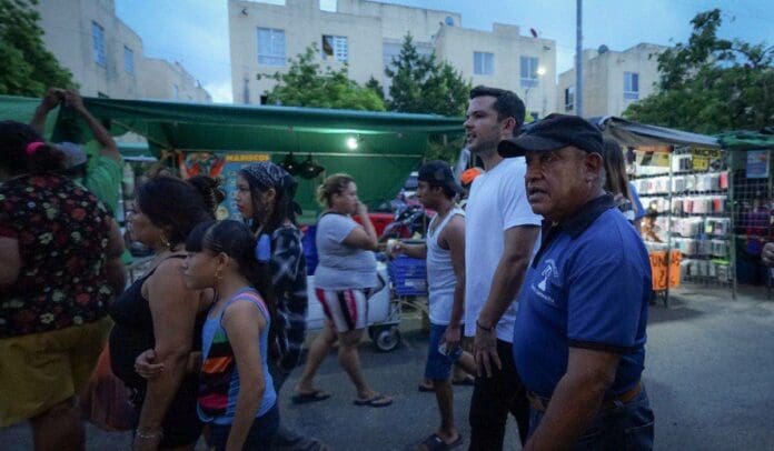 Comparte Pablo Bustamante con familias cancunenses avances de los Programas del Bienestar