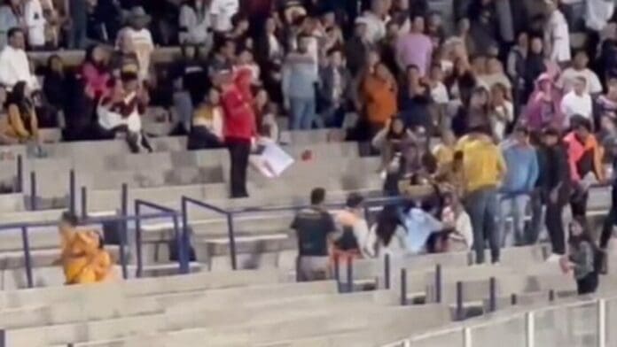 Aficionados protagonizan brutal pelea en el partido entre Pumas y Tigres