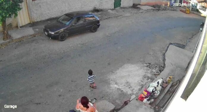 Una madre descuidó a su hijo por atender su celular y en ese momento el menor fue atropellado. Los hechos ocurrieron en Brasil.