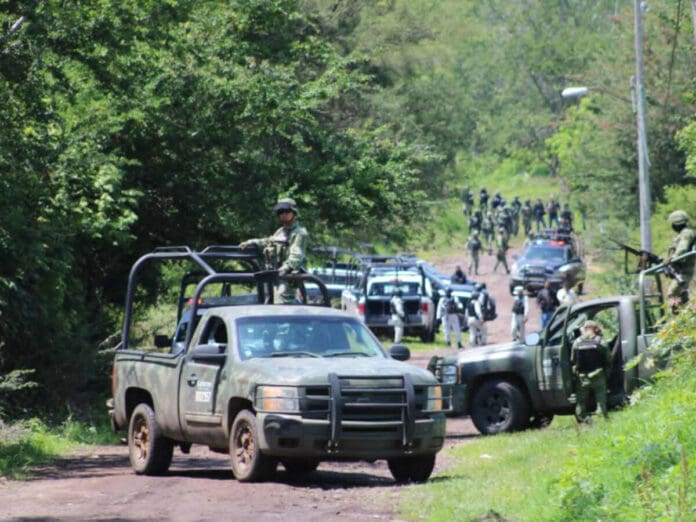 Enfrentamiento entre presuntos delincuentes y policías en Michoacán