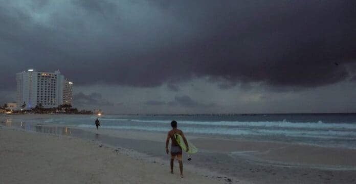 Se forma la depresión tropical “Diez” frente a costas de Quintana Roo