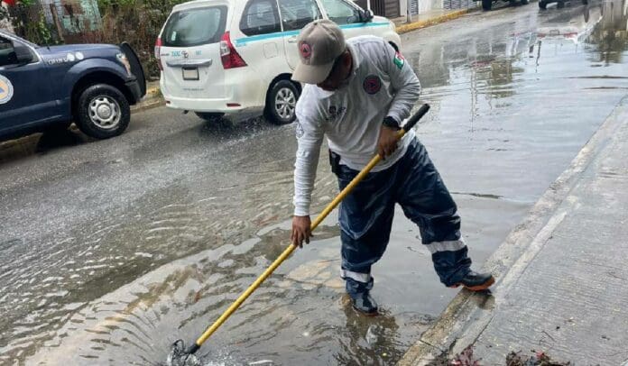 Cuadrillas limpian alcantarillas y eliminan encharcamientos de arterias