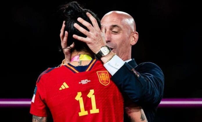 Luis Rubiales FIFA suspende al jefe de la Federación Española de Fútbol por el beso a Jenni Hermoso