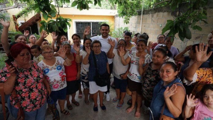 Agradecen cancunenses la atención y apoyo a sus familias que brinda Pablo Bustamante