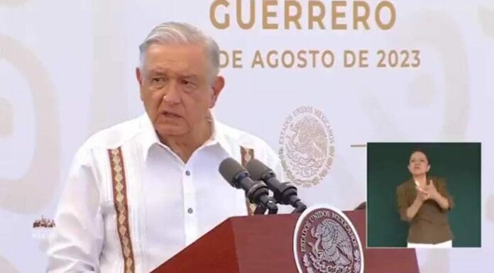 AMLO dijo que todo lo que pasa en Guerrero es culpa de los corruptos de antes, y defendió a la gobernadora.