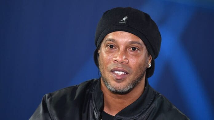 Ronaldinho podría regresar a la cárcel por una estafa con criptomonedas