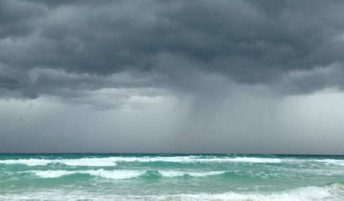 Las autoridades de Quintana Roo vigilan tres zonas de baja presión que provocarán lluvias en las próximas horas en la entidad.