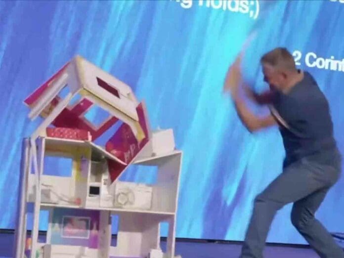 VIDEO: Pastor destruye casa de Barbie con una Biblia pegada en un bate
