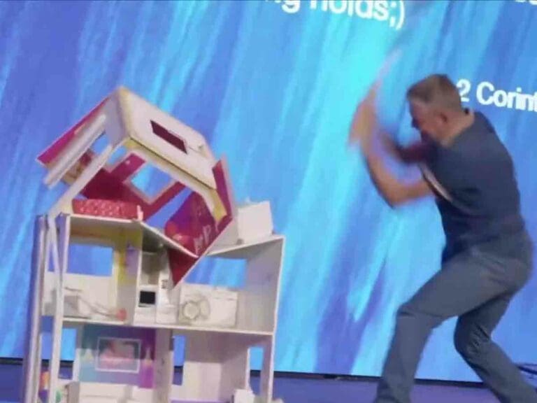 VIDEO: Pastor destruye casa de Barbie con una Biblia pegada en un bate